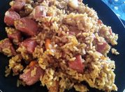 Una foto de arroz con mortadela