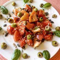 Foto di Buon pranzo light:Insalata di pomodori, olive verdi, semi di zucca, semi di girasole e sesamo