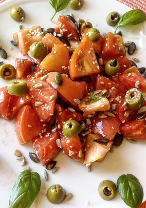 Foto di Buon pranzo light:Insalata di pomodori, olive verdi, semi di zucca, semi di girasole e sesamo