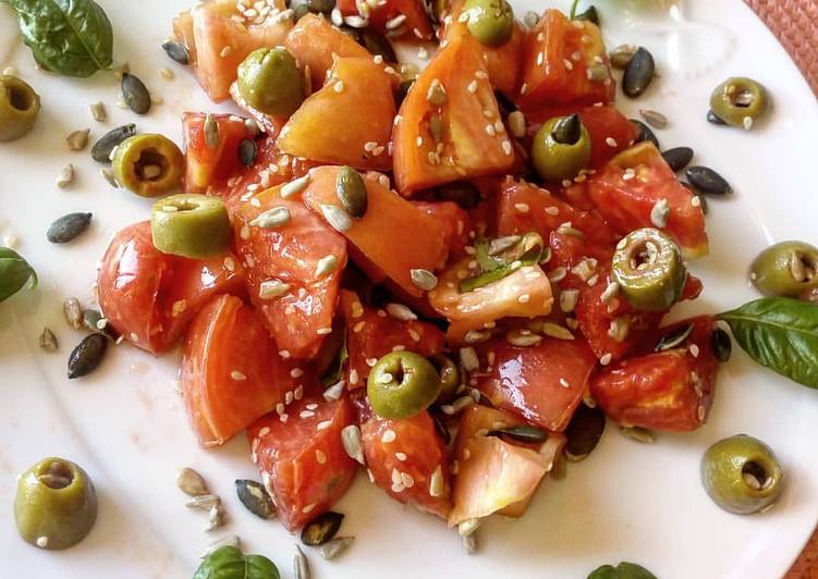 Buon pranzo light:Insalata di pomodori, olive verdi, semi di zucca, semi di girasole e sesamo