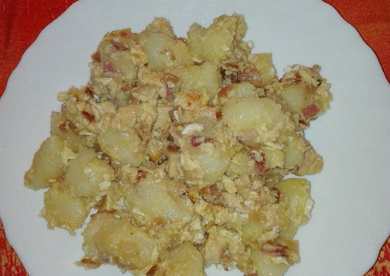 Patatas revolconas con pollo y beicon