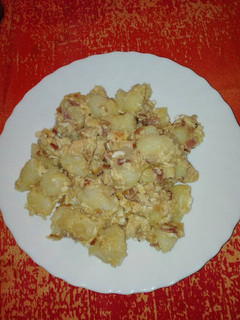 Una foto de Patatas revolconas con pollo y beicon