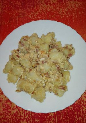 Una foto de Patatas revolconas con pollo y beicon