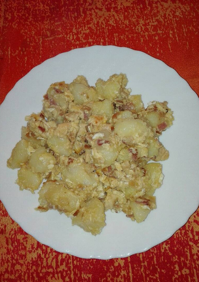 Una foto de Patatas revolconas con pollo y beicon