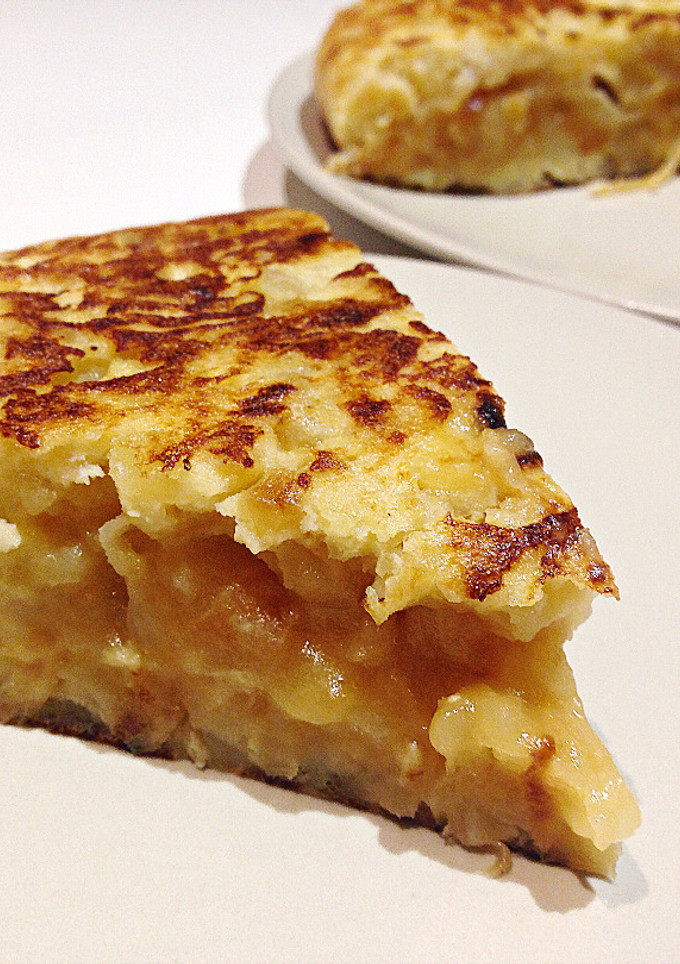 Una foto de Tortilla de patatas con cebolla ("casi" como la de mi madre👸)