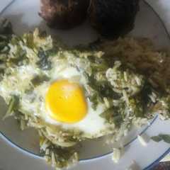 A picture of Arroz con acelga y huevos.