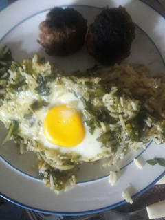 Una foto de Arroz con acelga y huevos