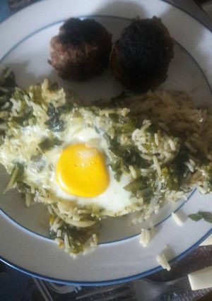 Una foto de Arroz con acelga y huevos