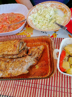 Una foto de Costillar al horno con papitas