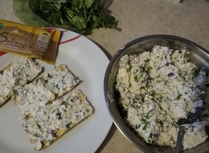 Una foto de Requesón, cilantro y espinaca