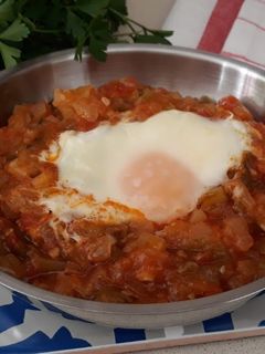 Una foto de Pisto con huevo al horno