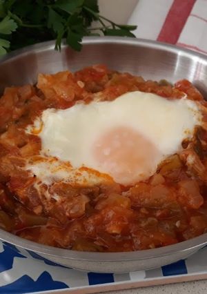 Foto principal de Pisto con huevo al horno