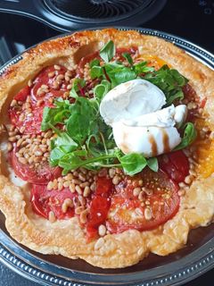 Une photo de Tatin de tomates, crème de balsamique et Burrata
