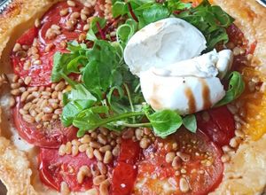 Une photo de Tatin de tomates, crème de balsamique et Burrata