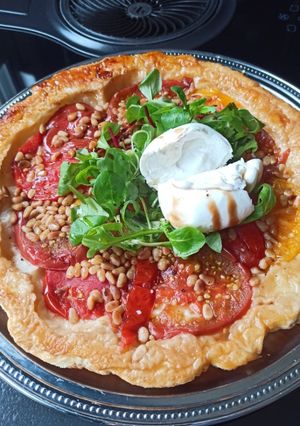 Une photo de Tatin de tomates, crème de balsamique et Burrata