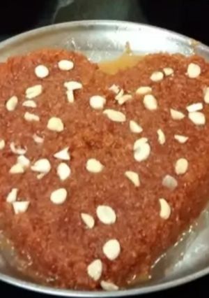 गाजर हलवा (gajar halwa recipe in marathi) रेसिपी चे मुख्य फोटो 
