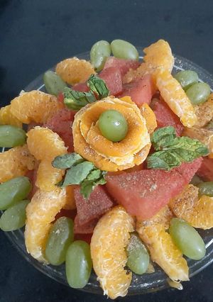 ઓરેન્જ જ્યૂસી ફ્રુટ ચાટ (Orange Juicy Fruit Chat Recipe In Gujarati) રેસીપી મુખ્ય ફોટો