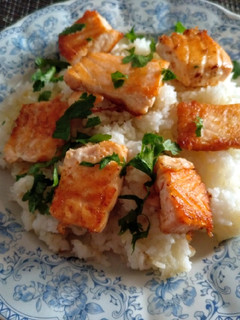 Una foto de Salmón con arroz basmati