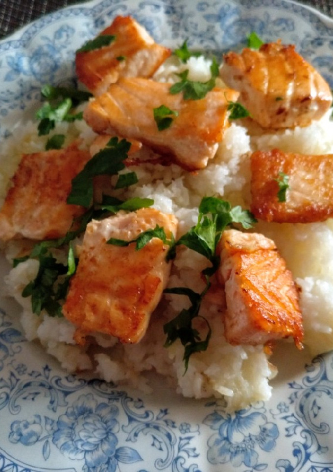 Una foto de Salmón con arroz basmati