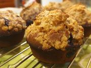 Una foto de muffins con crumble