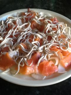 Una foto de Ensalada de endivias, gulas y salmón