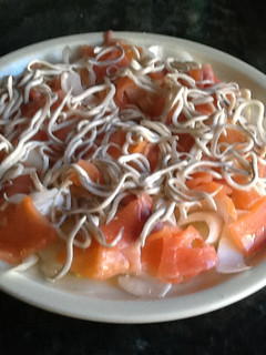 Una foto de Ensalada de endivias, gulas y salmón