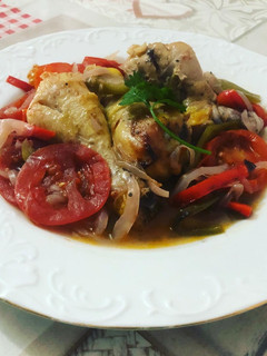 Una foto de Muslos de pollo al horno con verduras