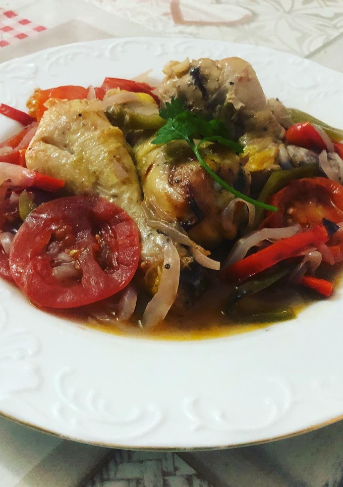 Una foto de Muslos de pollo al horno con verduras