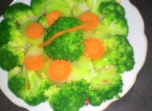 Hình của món Súp lơ cà rốt luộc giòn.