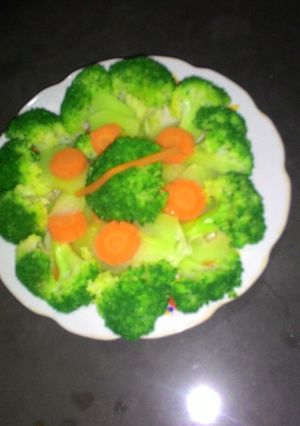 Hình của món Súp lơ cà rốt luộc giòn.