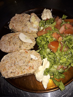 Una foto de Arrollado de pollo picado y Ensalada de lechuga y tomate