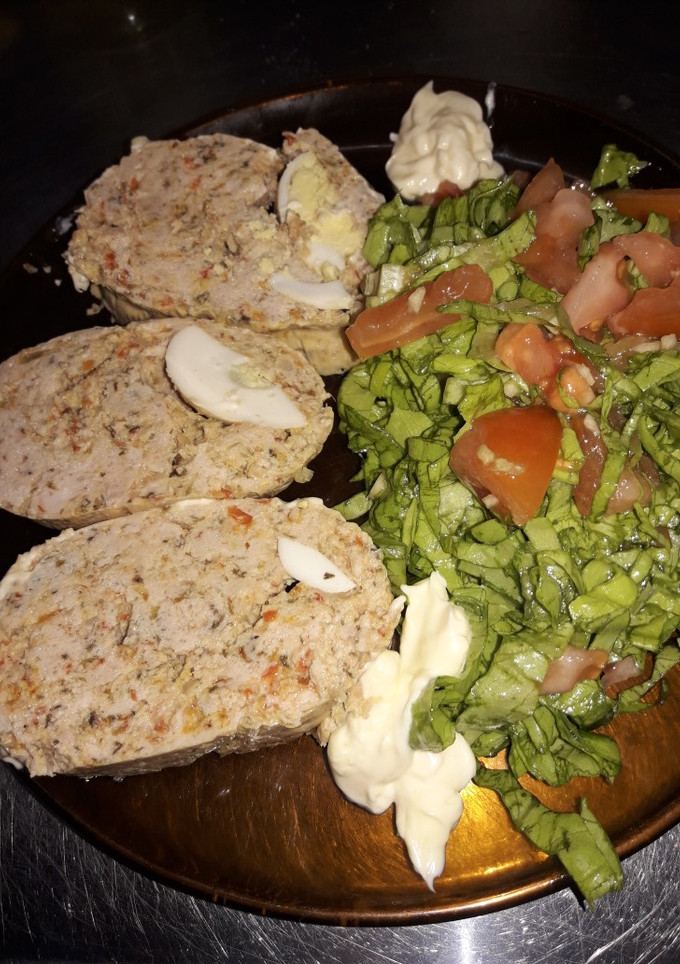Una foto de Arrollado de pollo picado y Ensalada de lechuga y tomate
