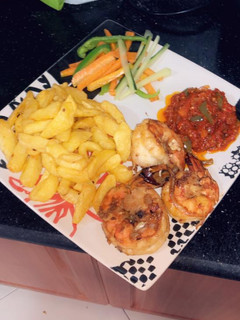A picture of Fried irish potatoes,prawns and sauce.