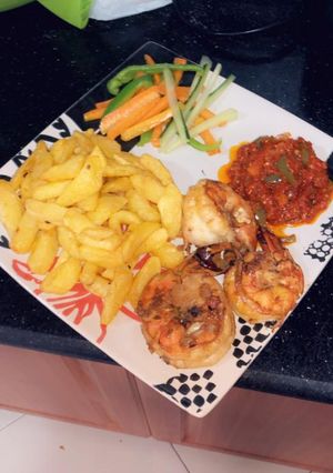 A picture of Fried irish potatoes,prawns and sauce.