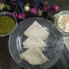 A picture of Neer Dosa with Dal and Kheer.