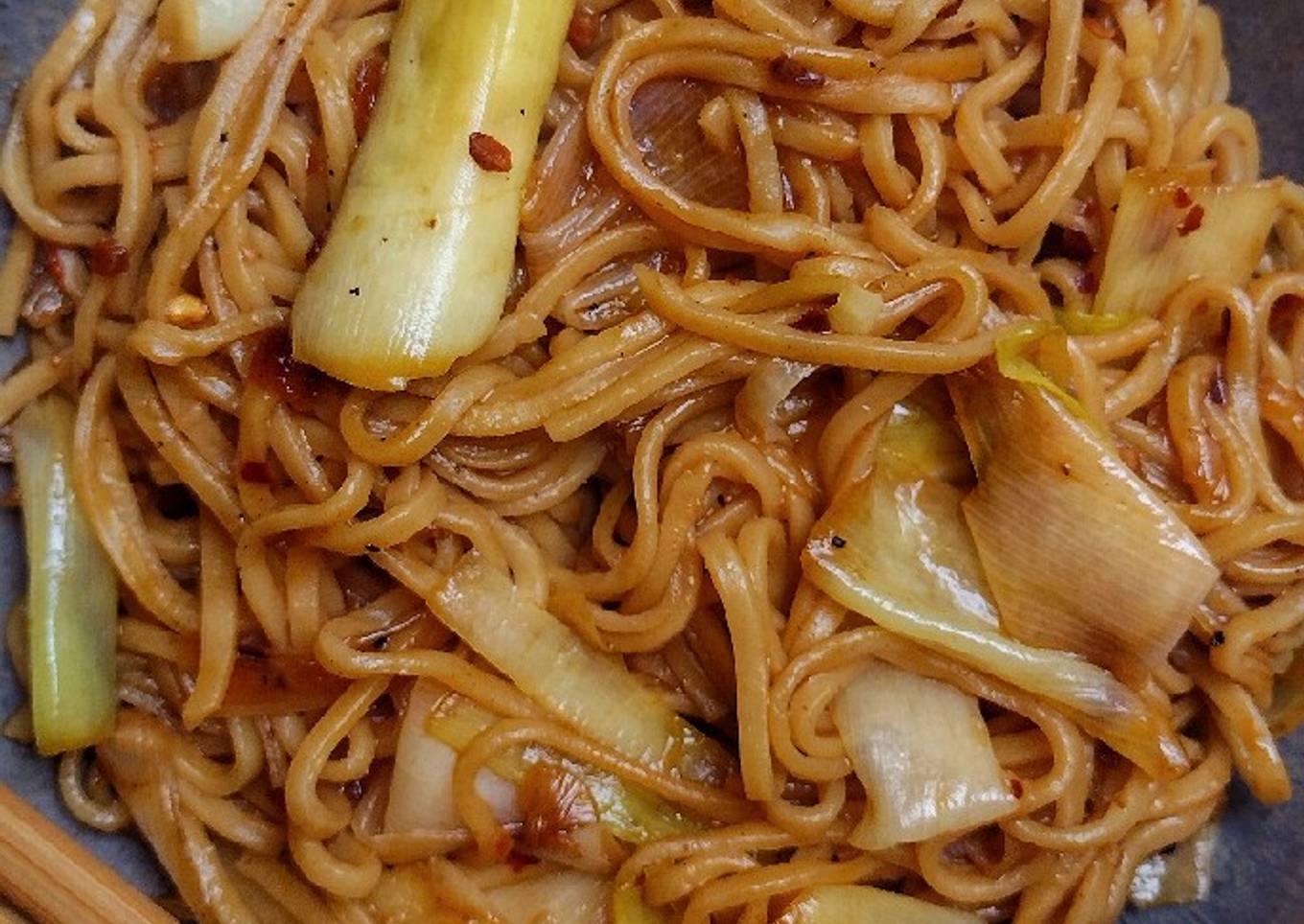 Step-by-Step Guide to Make Quick Chilli & Leek Wok Fried Egg Noodles