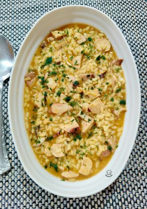 Una foto de Arroz meloso con rodaja de pota y caldo dashi-no-moto