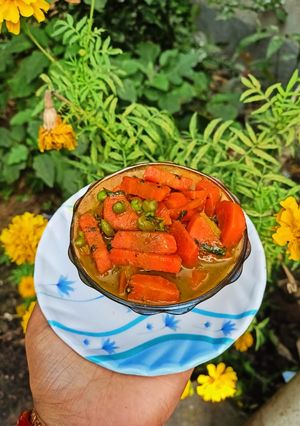 গাজর,আলু ও মটরশুঁটির নিরামিষ সব্জী(gajar, aloo o matarshutir niramish sabji recipe in Bengali) রেসিপির প্রধান ছবি