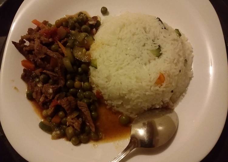 Rice served with beef and  peas stew