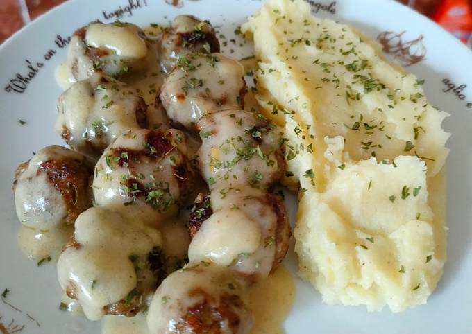 Cara Memasak Swedish Meatball IKE with Gravy Sauce and Mashed Potato Sederhana Dan Enak