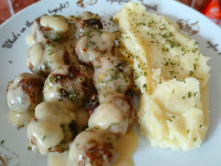 Cara Memasak Swedish Meatball IKE with Gravy Sauce and Mashed Potato Sederhana Dan Enak