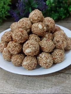 तिळगुळ लाडू (Tilgul Ladoo Recipe In Marathi) रेसिपी चे मुख्य फोटो