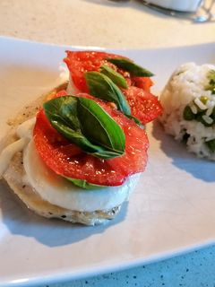 Roston sült bazsalikomos mozzarellás csirkemell recept fotója