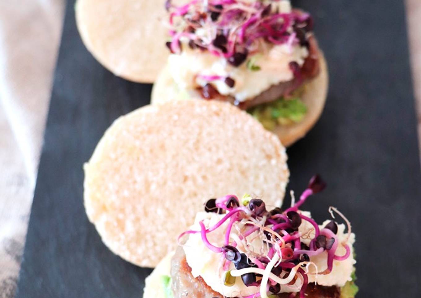 Mini hamburguesas de cordero con aguacate y crema de queso