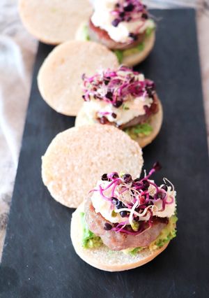 Foto principal de Mini hamburguesas de cordero con aguacate y crema de queso