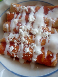 Una foto de Entomatadas en salsa roja!