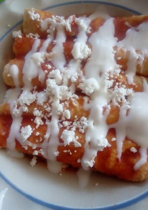 A picture of Entomatadas in Red Sauce.
