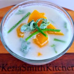 A picture of Sayur Bobor (Vegetables in Coconut Milk).