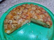 Una foto de torta invertida de bananas sin tacc