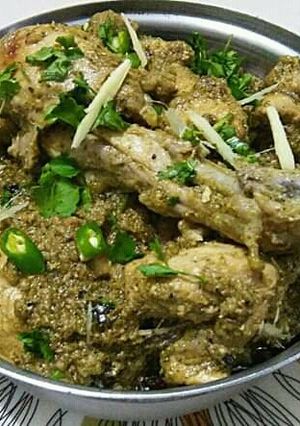 A picture of Chicken hara masala karahi.